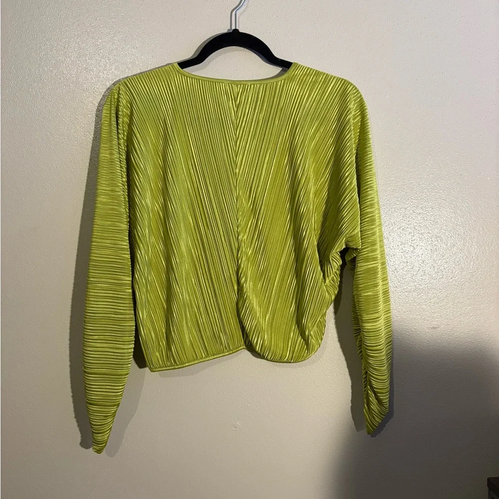 Good American Always Fits Plissé Wide‑Leg Pants & Cropped Shirt - Picture 4 of 7